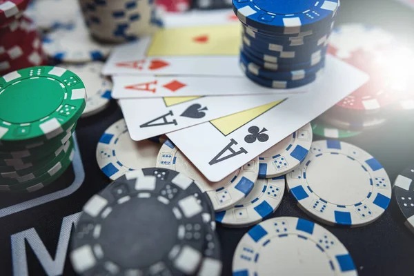 Live dealer revealing Dragon and Tiger cards on bos menang Dragon Tiger table